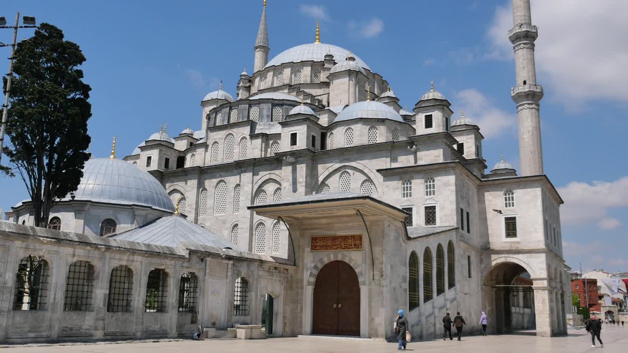 vista exterior de una mezquita en estambul