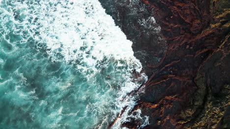 El-Dron-Captura-Las-Olas-Rompiendo-En-La-Isla-De-Madeira.