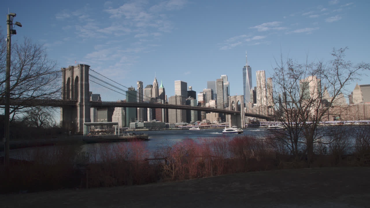Ripresa a mano del Ponte di Brooklyn e di Lower Manhattan. Scattata nel Brooklyn Bridge Park in una mattina d'inverno