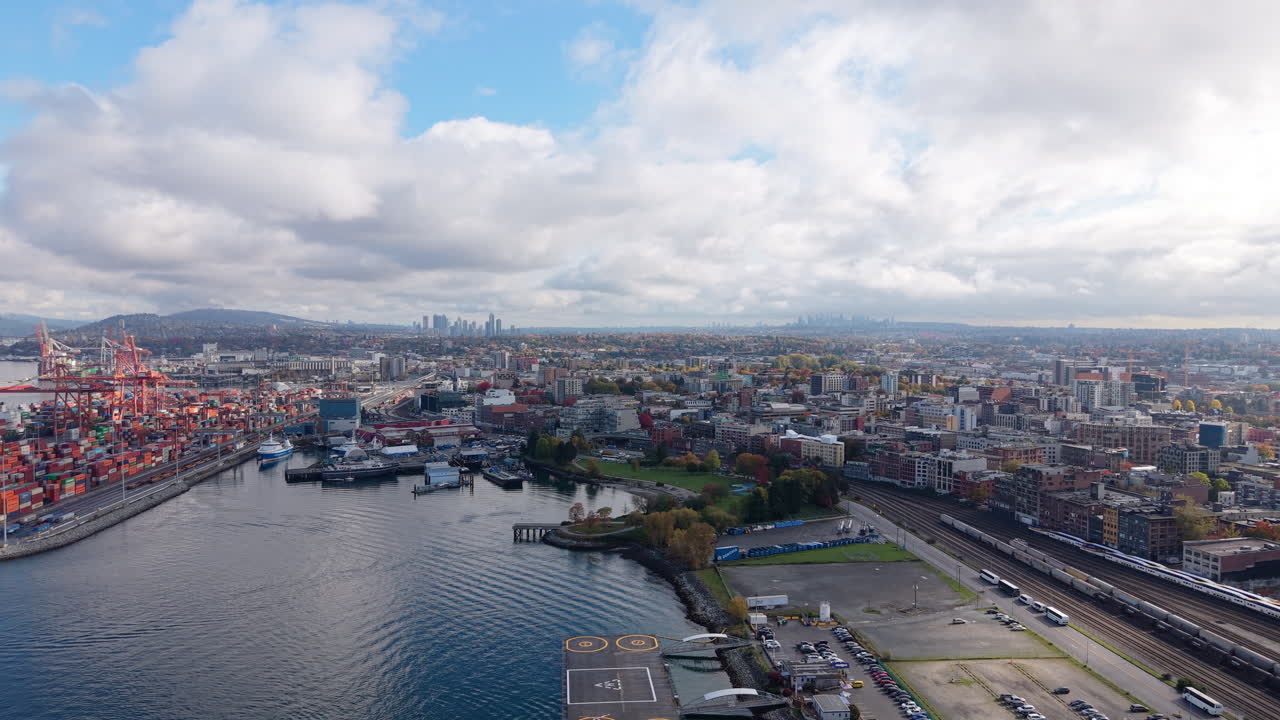 Panoramica aerea su Vancouver e Coal Harbour in un pomeriggio autunnale