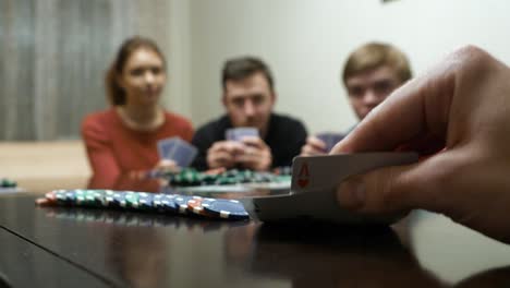 amigos jugando al póquer en casa