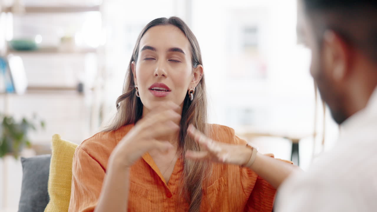 mujer frustrada, pareja y pelea