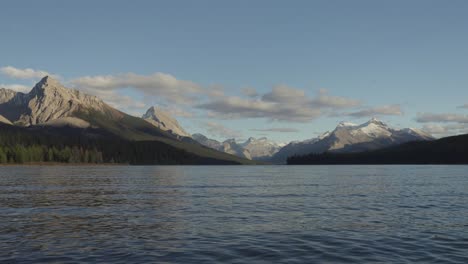 Ruhiger-Maligne-See-Mit-Entfernten-Berggipfeln-Aus-Den-Kanadischen-Rocky-Mountains