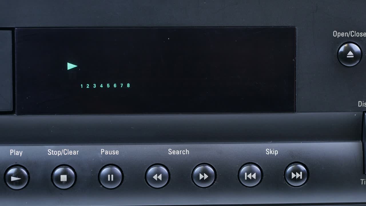 grabador de cinta de primer plano, la mujer presiona el botón de parada y abre el cd