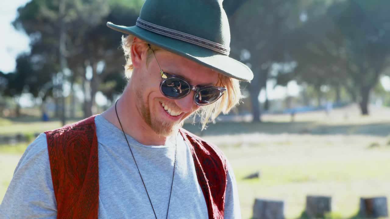 휴대 전화 4k를 사용하는 남자