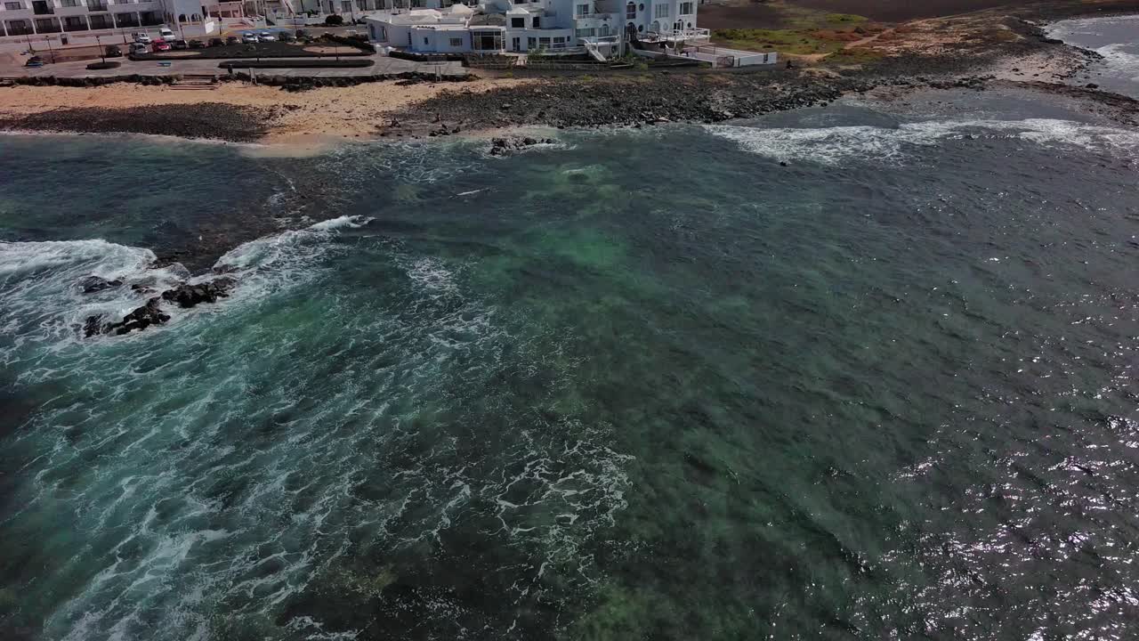 vista aérea del mar cerca de la zona hotelera en la playa de corralejos, fuerteventura, islas canarias
