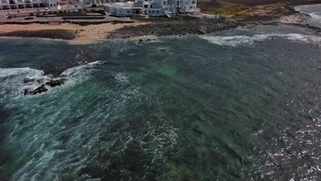 Vista-Aérea-Del-Mar-Cerca-De-La-Zona-Hotelera-En-La-Playa-De-Corralejos,-Fuerteventura-Islas-Canarias