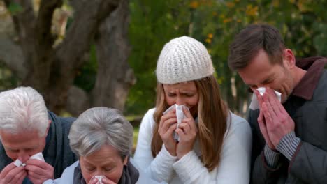 Familia-Enferma-Estornudando-En-Pañuelos