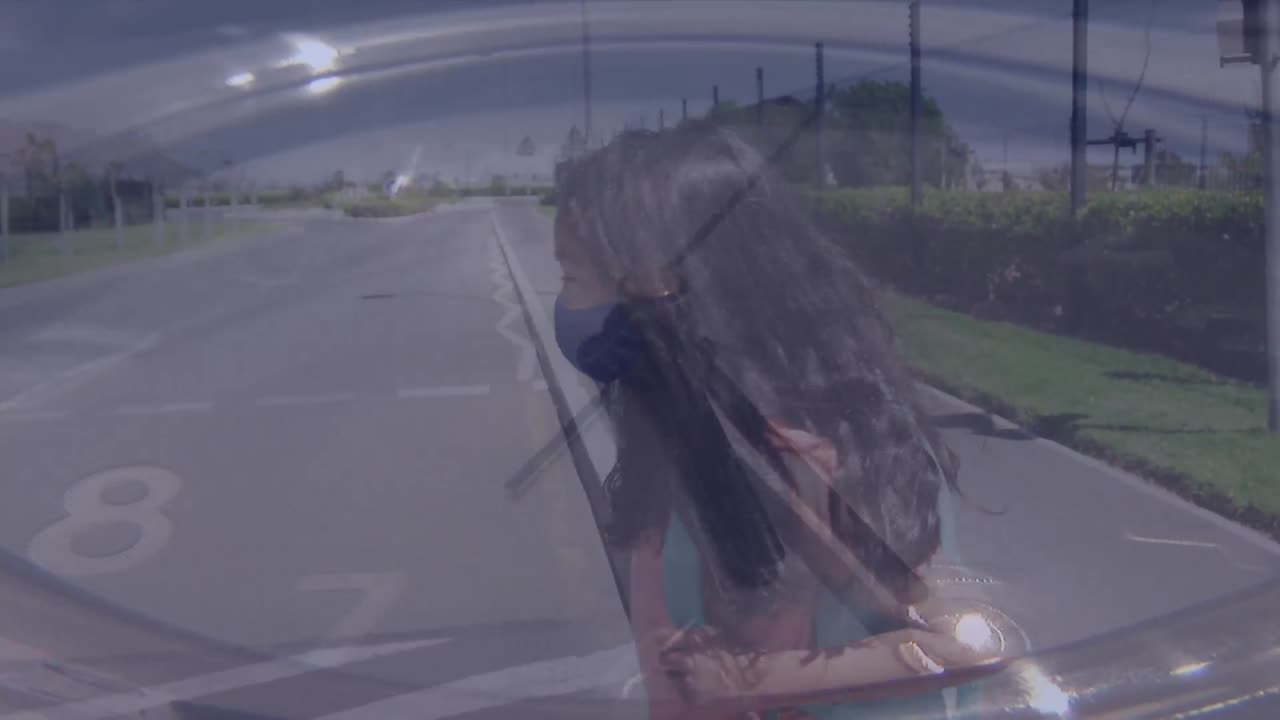 얼굴 마스크를 쓰고  ⁇ 는 두 인종의 여학생을 가로질러 움직이는 시계의 애니메이션