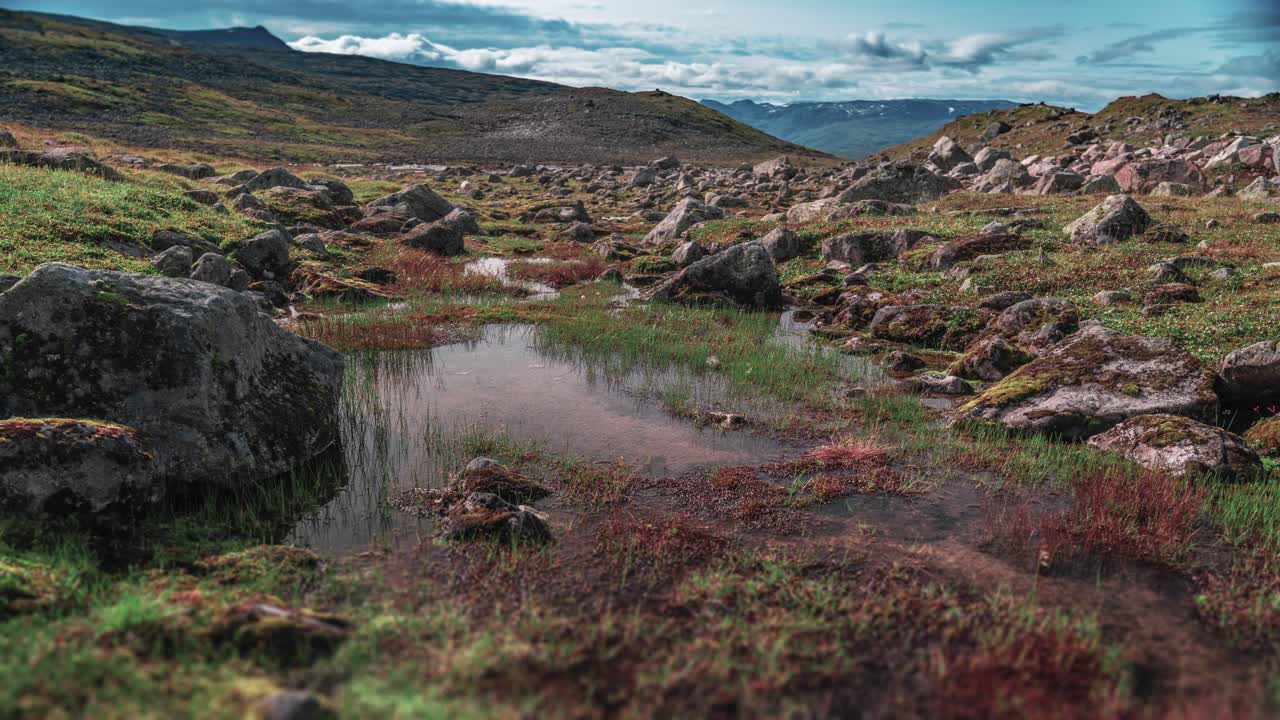 Fengslende nordisk landskap av Aurlandsfjellet fjellplatå.
