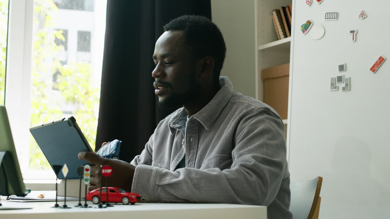 온라인에서 가르치는 남자