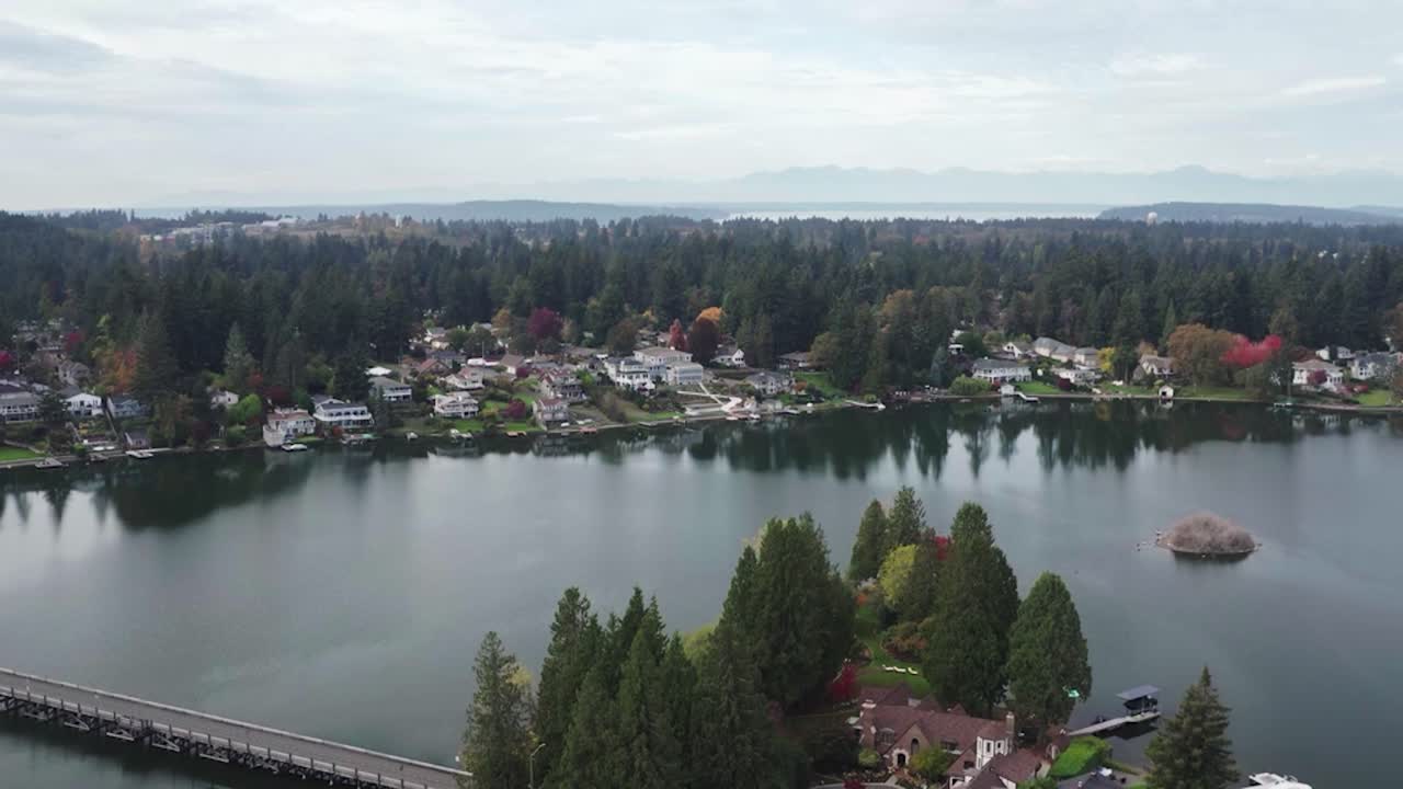 casas rodeadas de exuberante vegetación en la orilla del lago steilacoom cerca del puente interlaaken drive en lakewood, washington