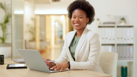 Mujer-De-Negocios-Feliz-Investigando