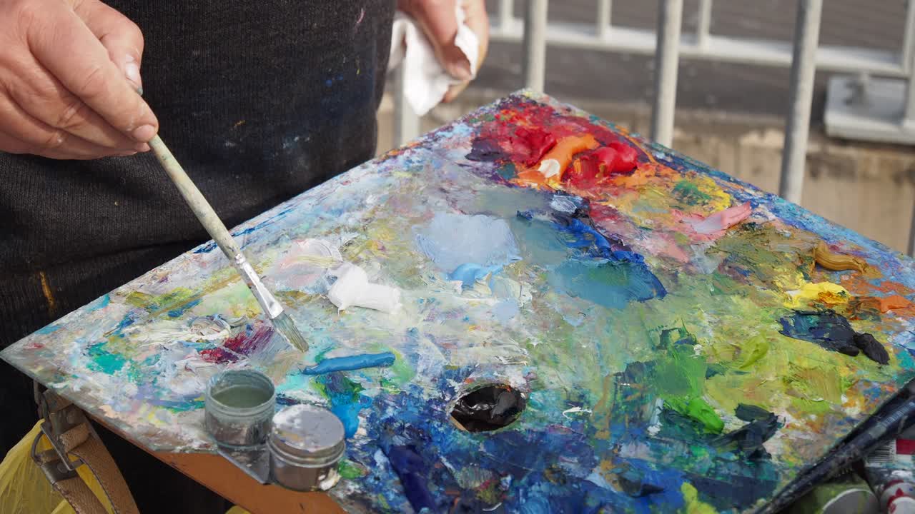 팔레트 에 그려진 예술가 의 그림