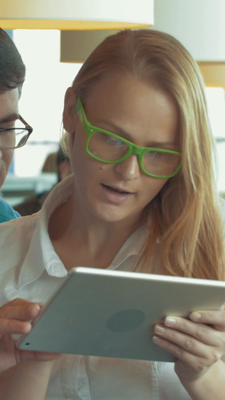 personas que usan una tableta
