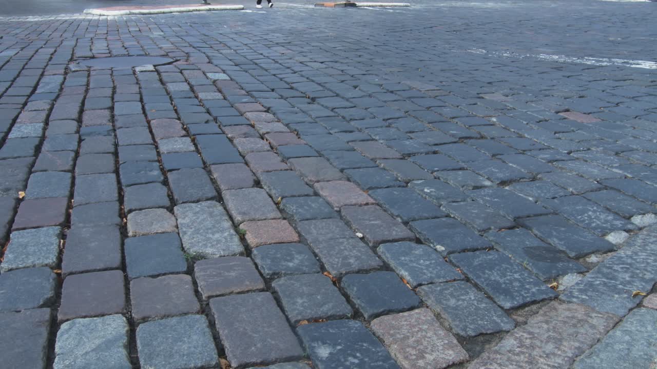 tráfico de automóviles en el pavimento de granito en el casco antiguo de vilnius