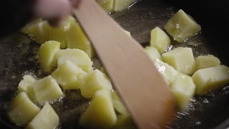 Vista-Cercana-De-La-Persona-Revolviendo-En-Una-Sartén-Con-Papas-Fritas