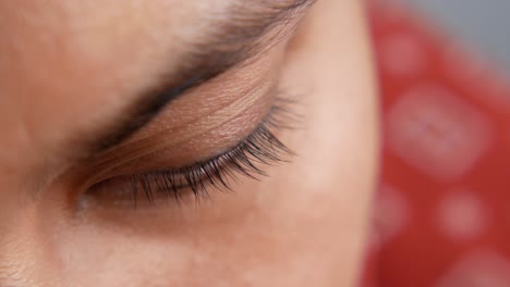 primer plano del ojo de una mujer.