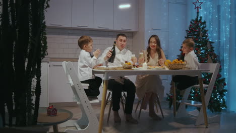 gran familia caucásica feliz de diferentes generaciones celebrando navidad en casa. la gente tiene una cena fiesta de navidad comiendo hablando y sonriendo. imágenes de alta calidad 4k