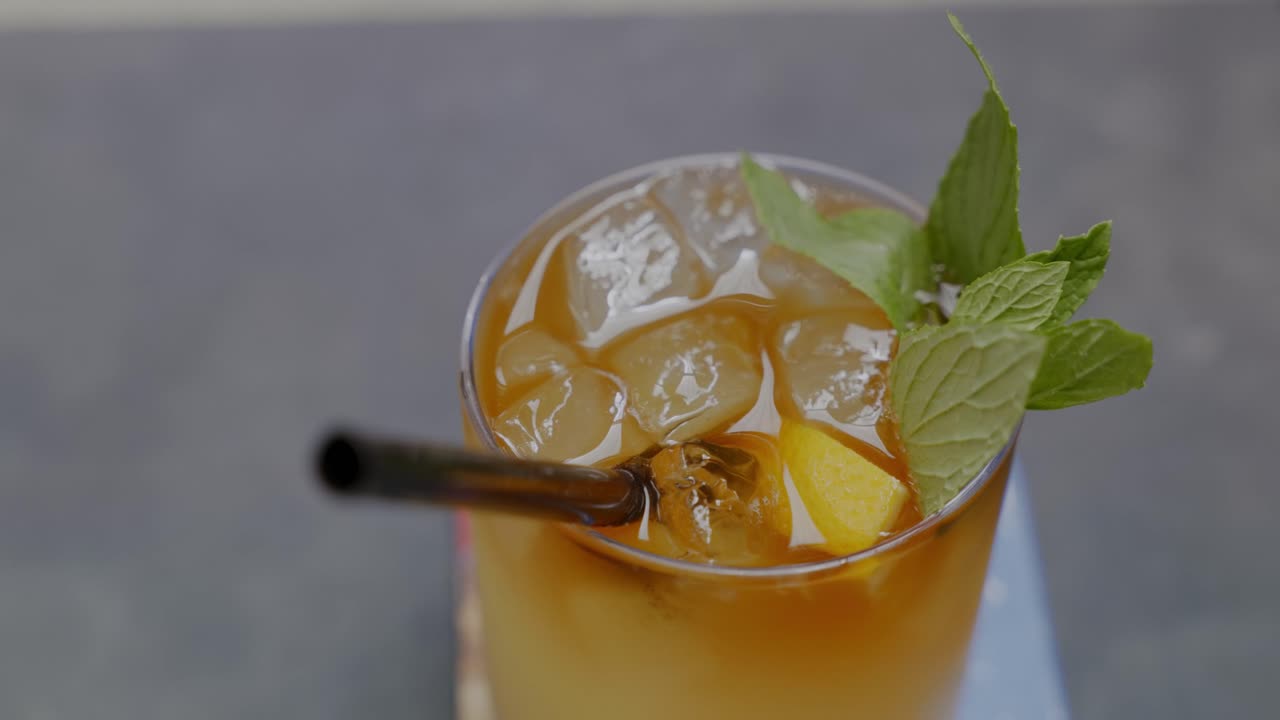 유기농 민트와 레몬을 곁들인 상쾌한 주스 한 잔, 얼음으로 가득 찬