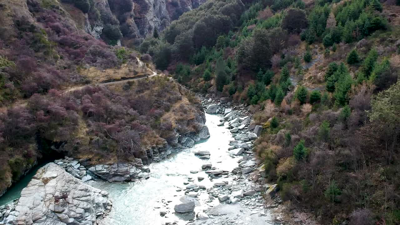 toma aérea amplia del cañón skippers y el río shotover en queenstown, otago central, nueva zelanda