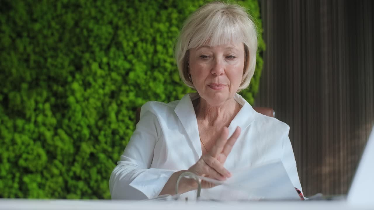 사무실에서 일하는 고위 사업가