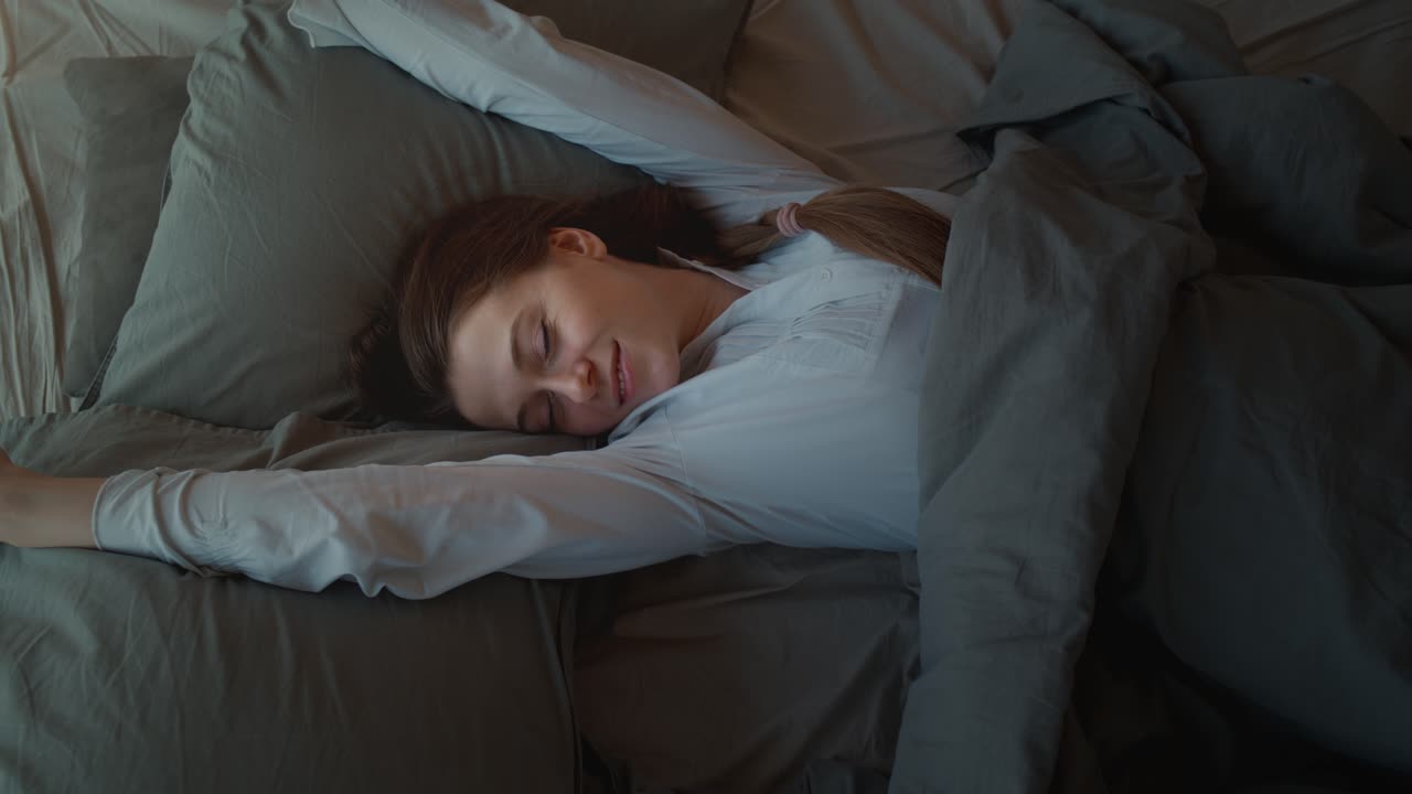 mujer despertando en la cama