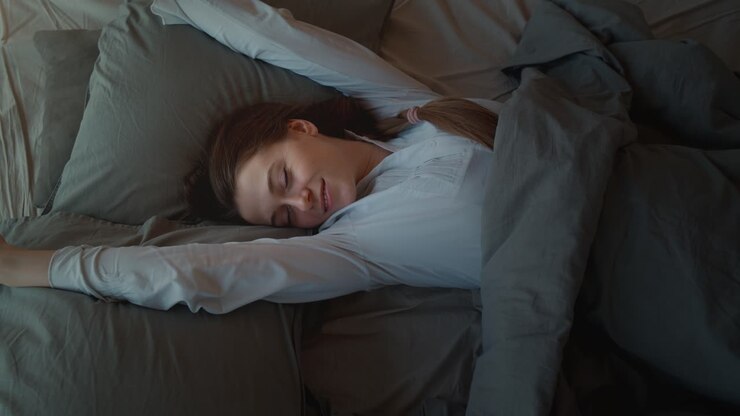 Mujer despierta en la cama