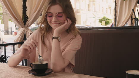 mujer disfrutando de café en una cafetería