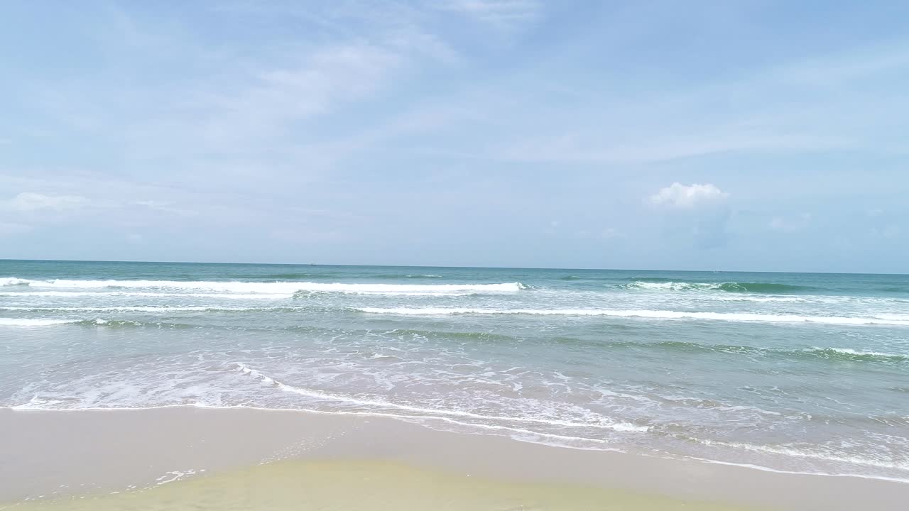 화창한 날 황량한 해변 풍경에서 앞으로 공중 돌리