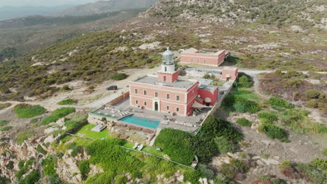 Faro-di-Capo-Spartivento,-Sardinia:-wonderful-aerial-view-in-orbit-of-the-beautiful-lighthouse