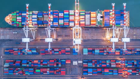 vista aérea, 4k. tiempo lapso puerto industrial con puerto de contenedores donde es una parte de la navegación