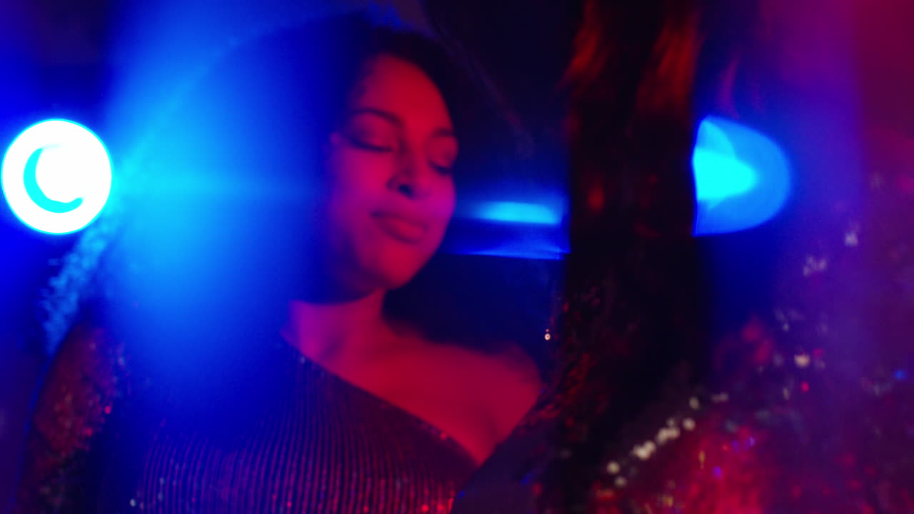 cerca de dos mujeres en un bar de club nocturno o discoteca bailando con luces brillantes 9