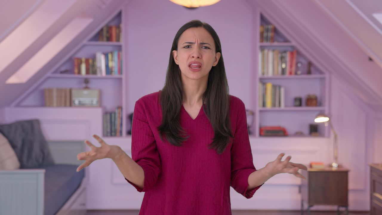 una mujer india enojada gritando a alguien