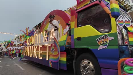 desfile del orgullo gay en phuket