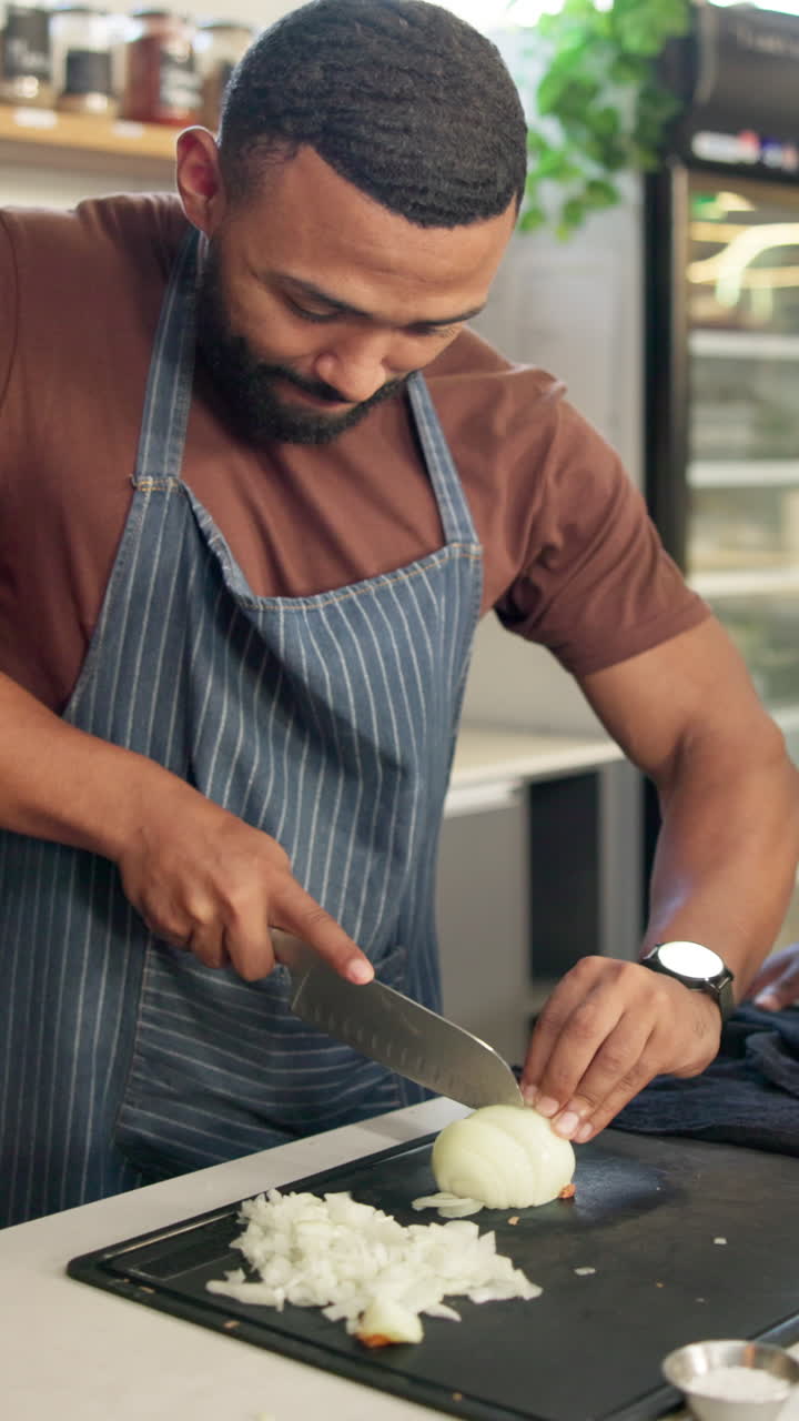 chef preparando la comida