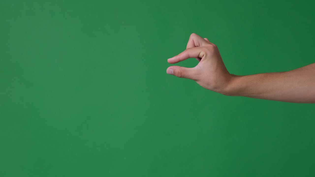 gesto de la mano que muestra el tamaño sobre la pantalla verde
