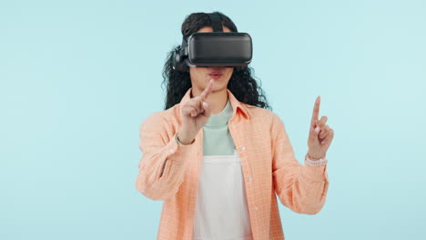 mujer, realidad virtual y prensa en la pantalla