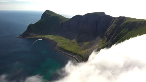 Große-Luftaufnahmen-Der-Insel-Vaeroy,-Einem-Teil-Der-Lofoten-Inseln-In-Norwegen