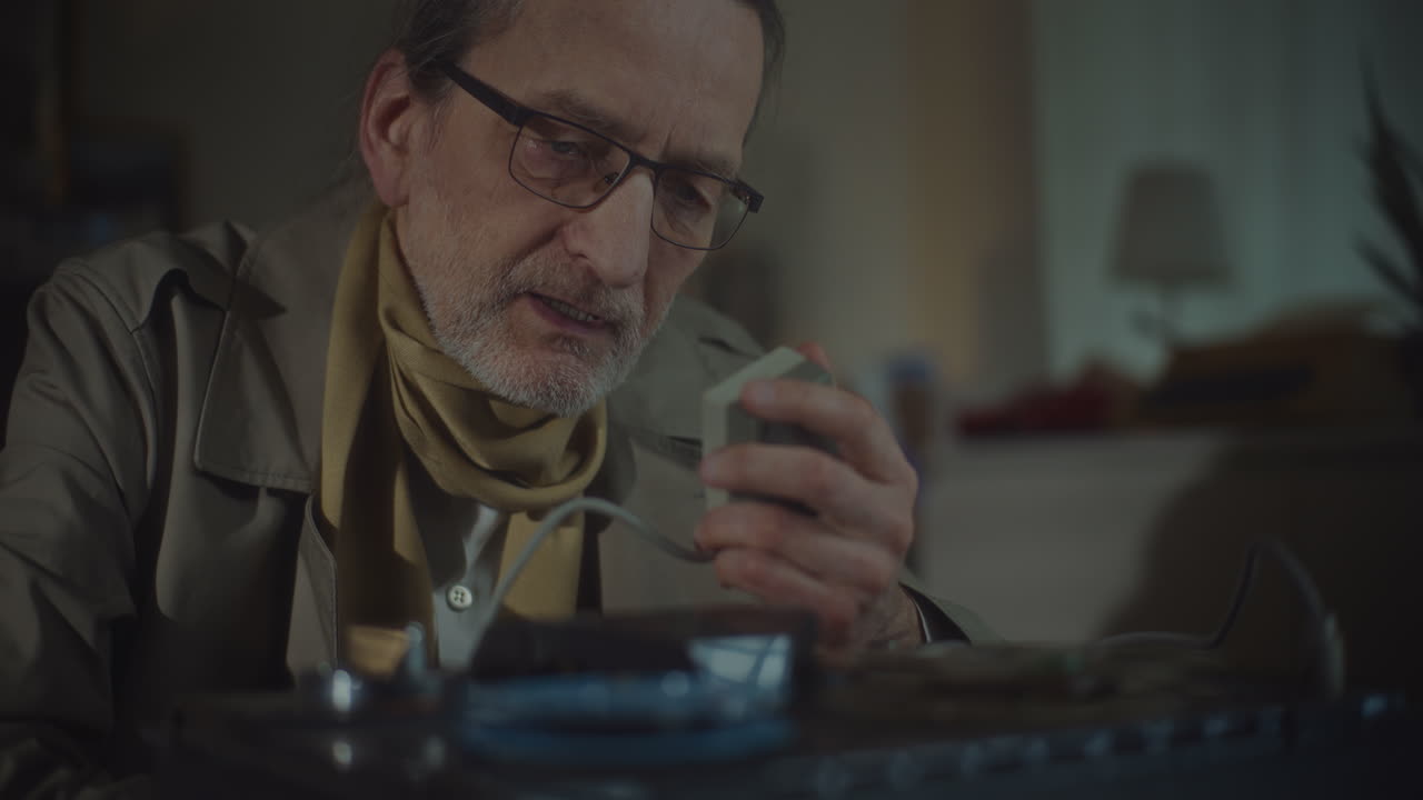 el espía escucha grabaciones discretas.