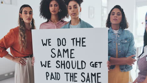 grupo, mulheres e cartaz de protesto pela justiça