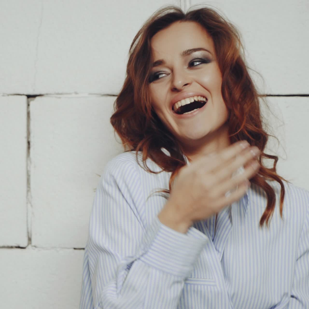 donna che posa in studio