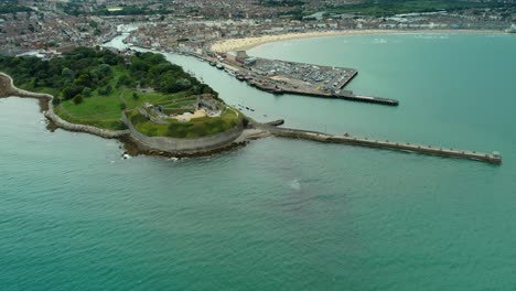 vista panorámica de la fortaleza y el puerto de nothe en weymouth, inglaterra - toma aérea de drones