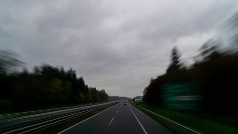 tráfico pov eslovenia: otoño de día