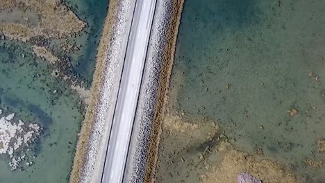 un paso elevado de una carretera islandesa rodeada de aguas cristalinas de los glaciares