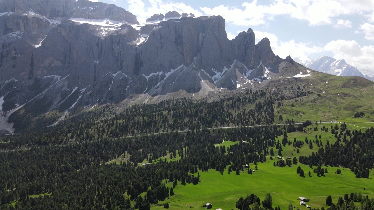 Volo aereo sopra le splendide Alpi in Italia. Alte cime montuose e ripide scogliere nelle Dolomiti
