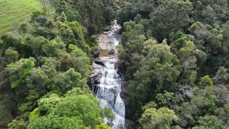 exuberante cascada filmada con drones, naturaleza y selva