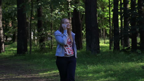 Woman-talking-on-the-phone-in-the-park