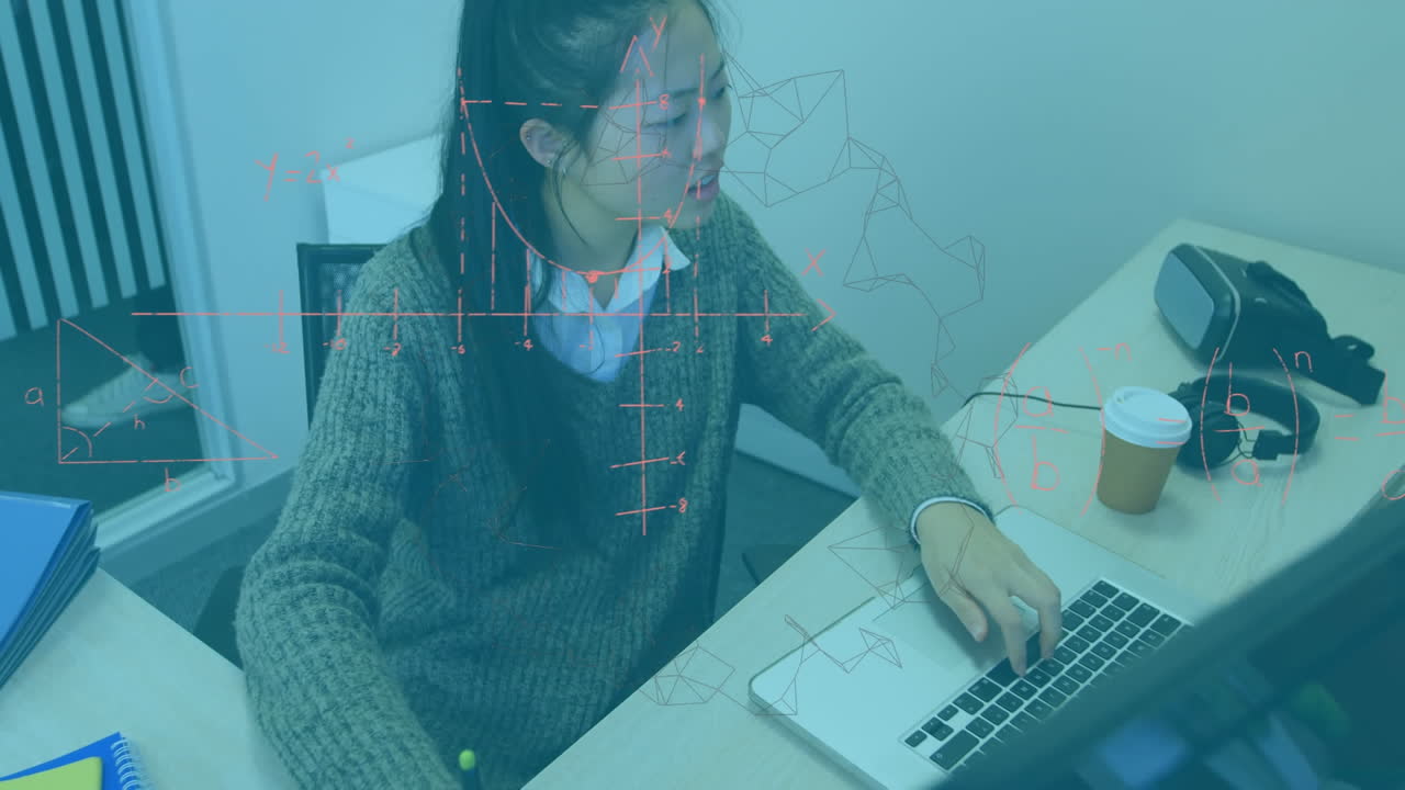 노트북을 사용하는 사업가 여성에 대한 수학 수식의 애니메이션