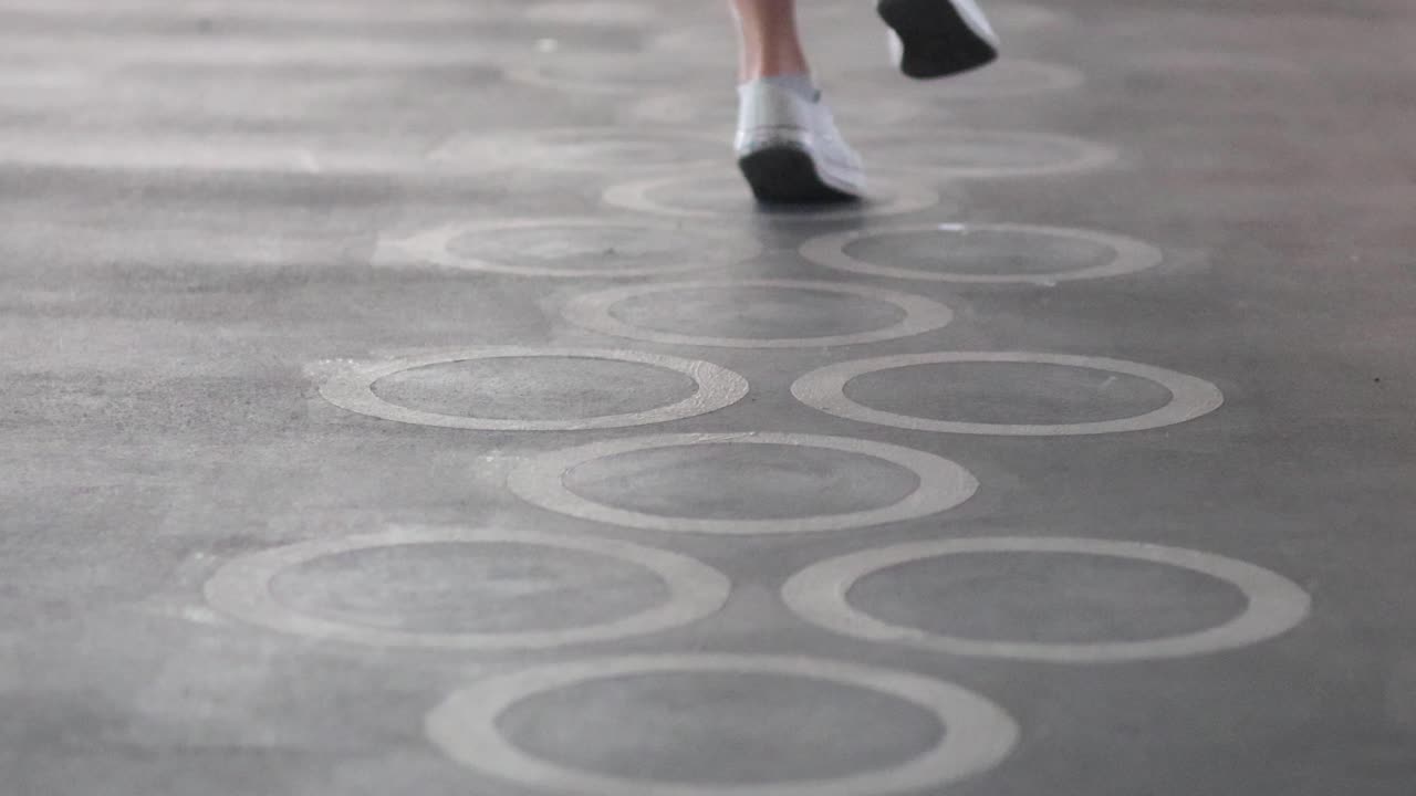 여러 사람이 점프 시스를 수행하고 있습니다.